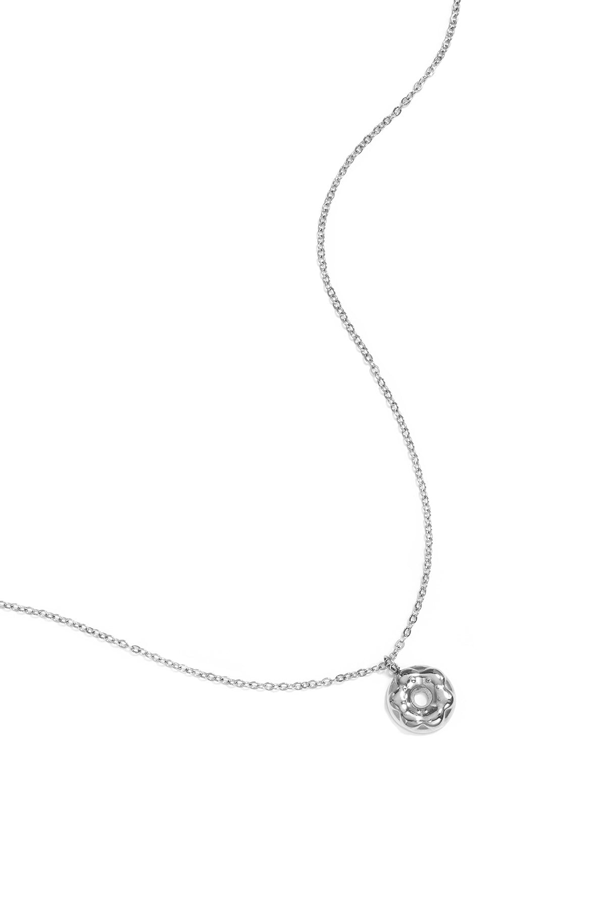 Basic ketting met donut bedeltje, detailfoto
