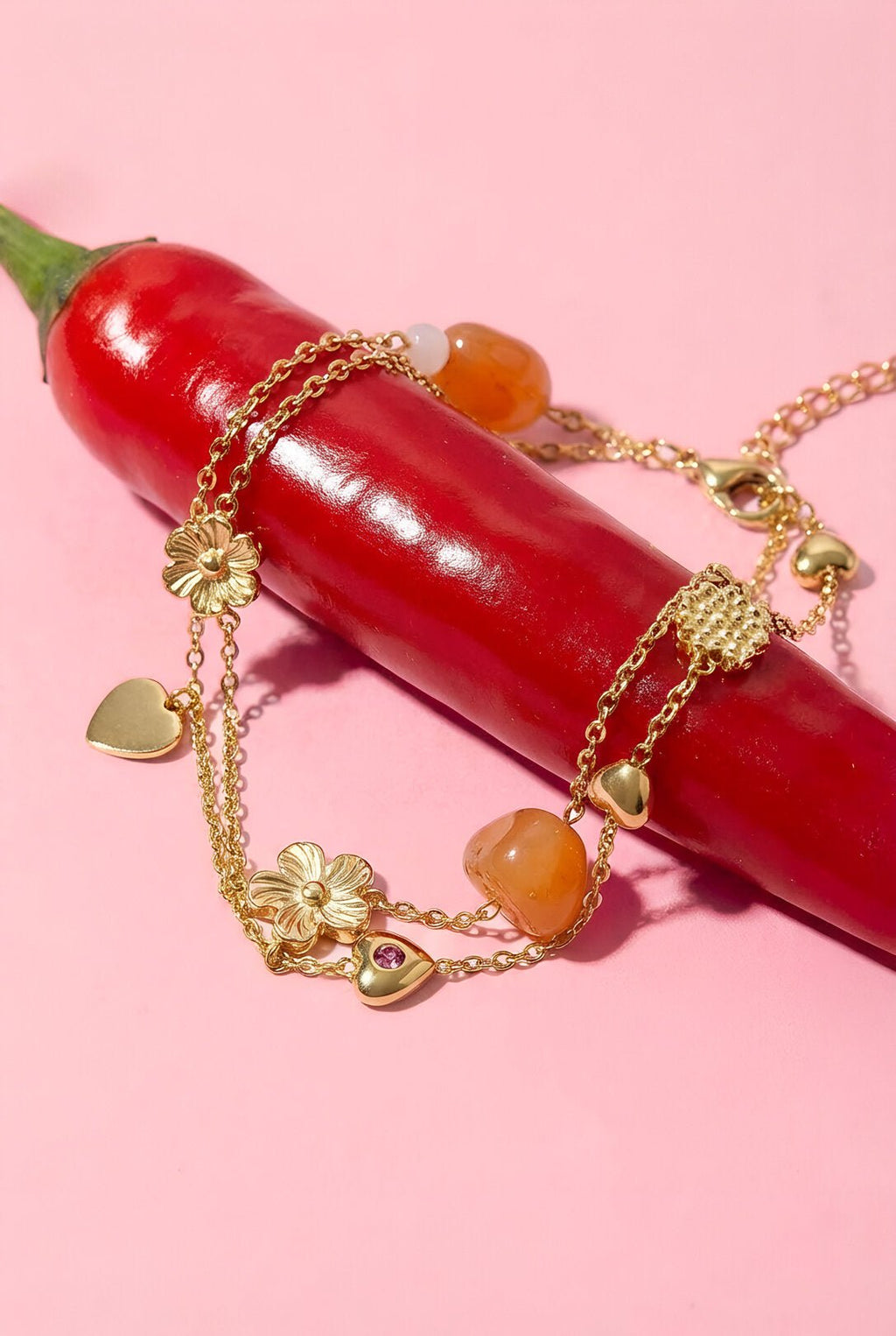 Bedelarmband met oranje kralen, detailfoto