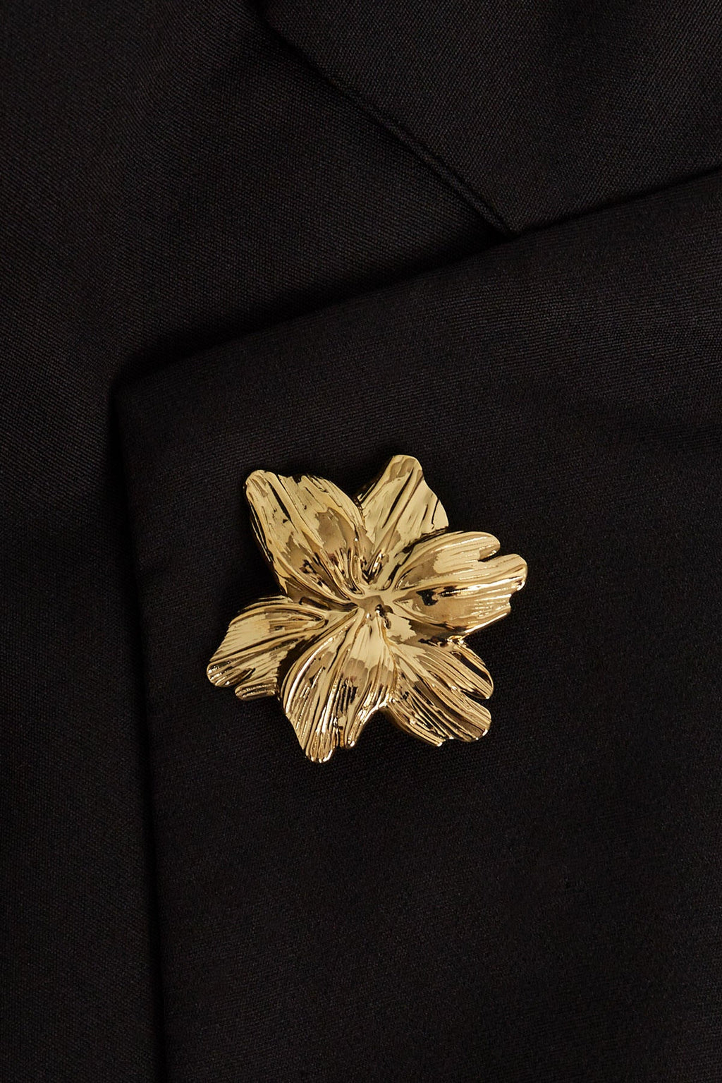 Sierlijke broche met bloemdesign - Jewellery Fever