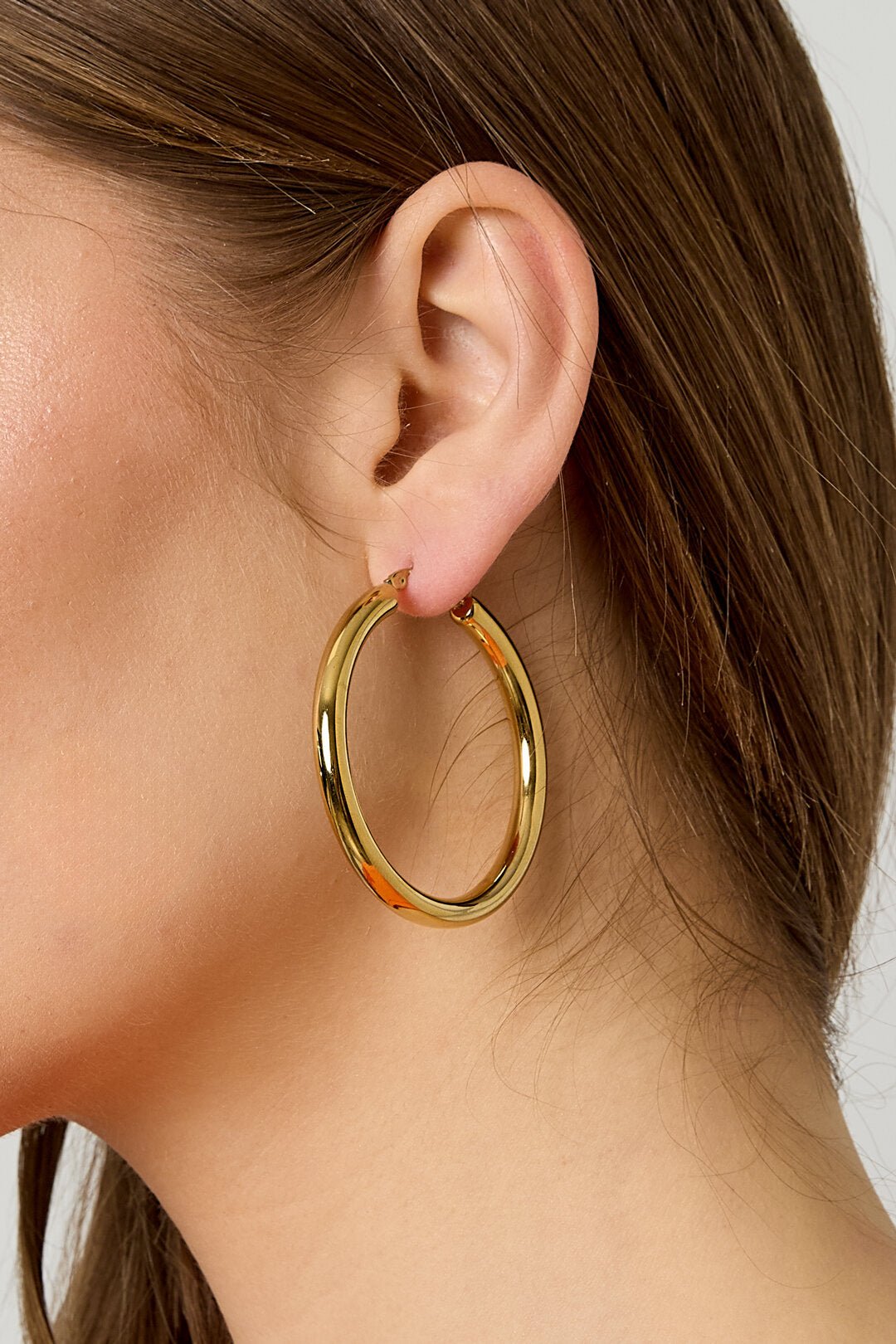 Klassieke hoops, gedragen in het oor