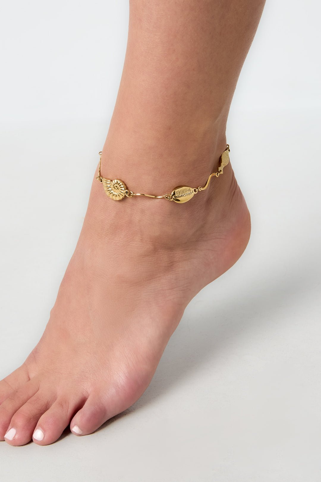 Enkelbandje met schelpjes en een visje - Jewellery Fever