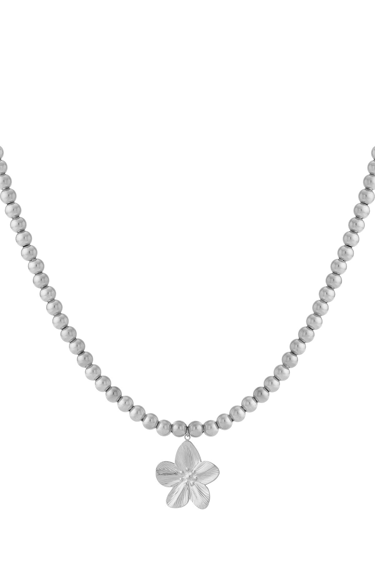 Kralen ketting met bloemdetail, close-up