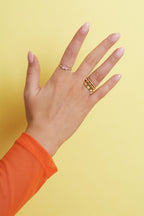 Ring met glinsterende steentjes, detailfoto