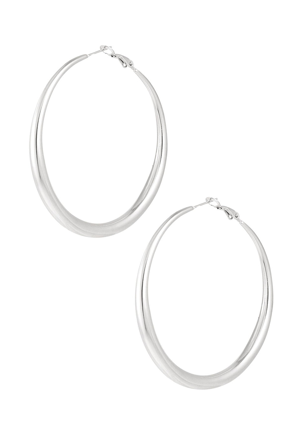 Ring oorbellen met uiteenlopende diameter, gedragen