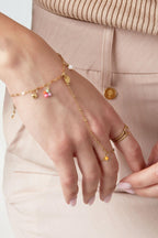 Handketting met schelp en hartje, detailfoto